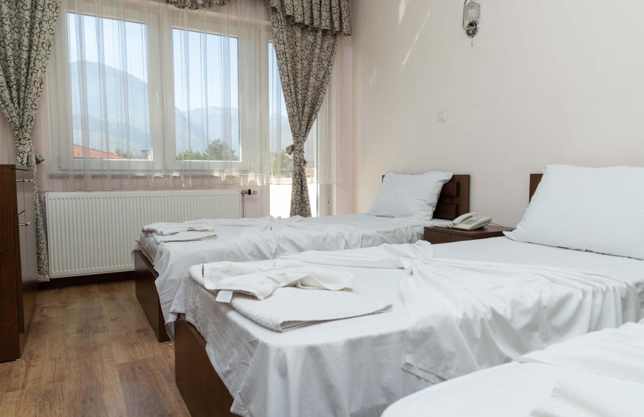 Hotel Leo Peje Bagian luar foto