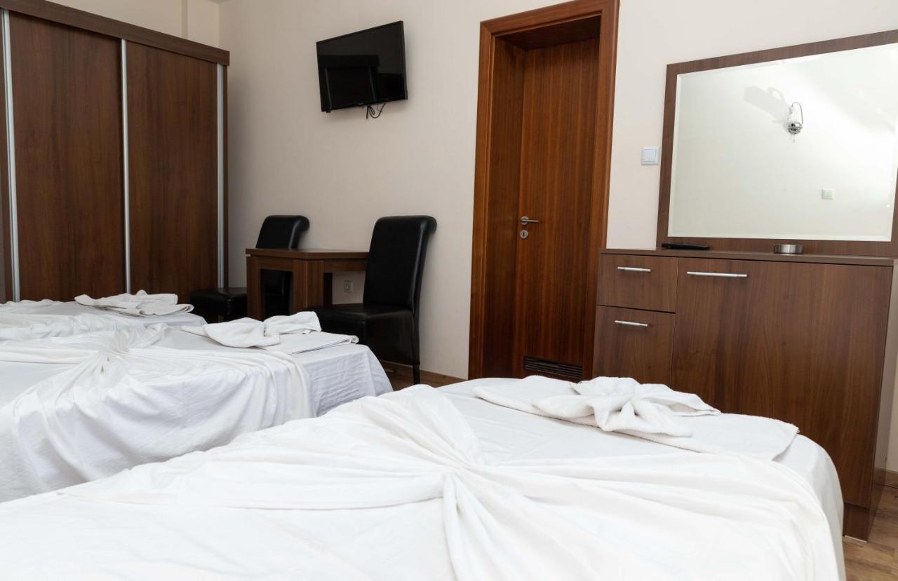 Hotel Leo Peje Bagian luar foto