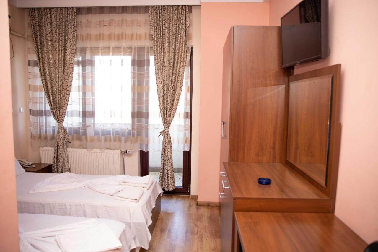 Hotel Leo Peje Bagian luar foto