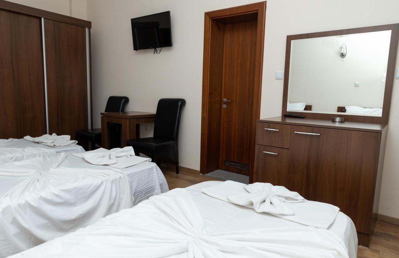 Hotel Leo Peje Bagian luar foto