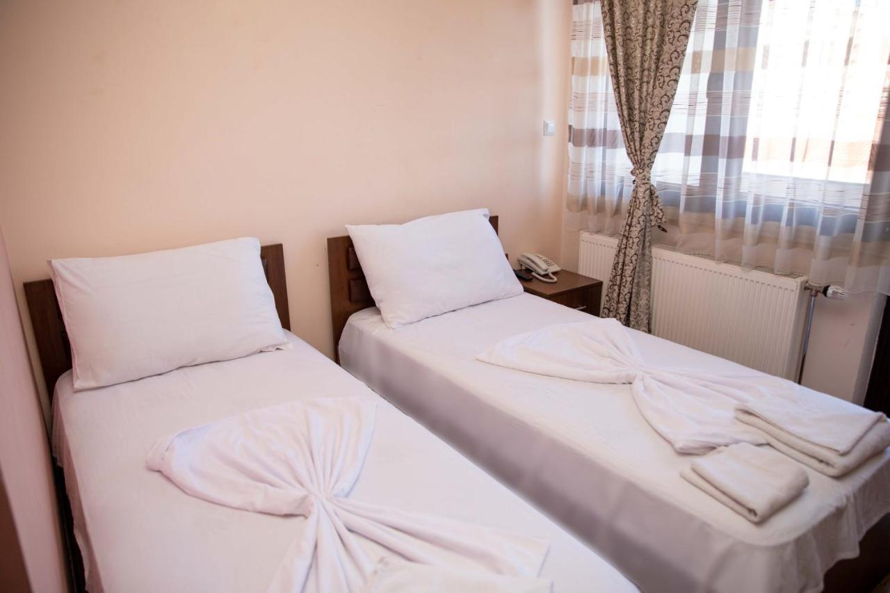 Hotel Leo Peje Bagian luar foto